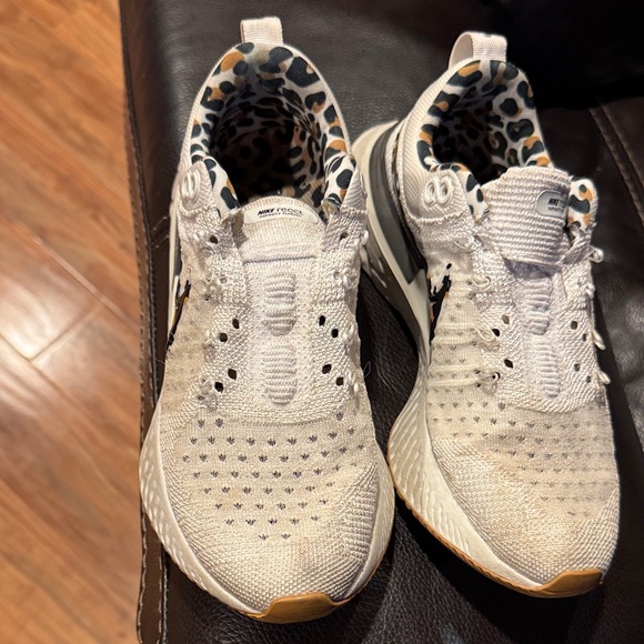 NIKE FLYKNIT SZ 7 White Knit Sneakers with Leopard Print Lining - Picture 2 of 7